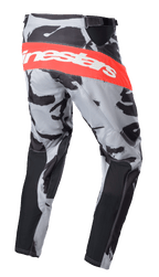 Alpinestars 2023 Racer Tactical Hose, Motocross-Hose, Cast Gray Camo und Mars Red, breites rotes horizontales Band mit weißem Alpinestars-Logo auf der Rückseite, Camouflage-Muster mit schwarzen Paneelen, sportliches Design für Motocross-Rennsport