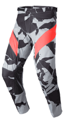 Alpinestars 2023 Racer Tactical Hose, Motocross- und Off-Road-Hose, Cast Gray Camo- und Schwarz-Muster mit diagonalen Akzenten in Mars Red, lederverstärkte Innenbein-Paneele, Ratschenverschluss an der Taille, ergonomisches, vorgeformtes Design für das Off-Road-Fahren