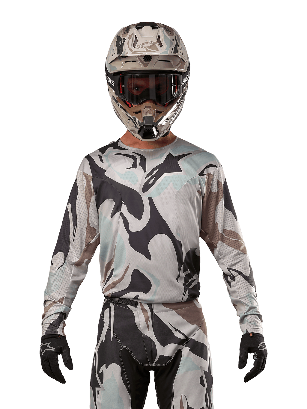 Alpinestars 2024 Racer Tactical Jersey, Motocross-Trikot, Iron Camo Dust Gray Tarnmuster, Fahrer mit passendem Helm und Schutzbrille sowie schwarzen Handschuhen, technische Ausrüstung für den Offroad-Rennsport