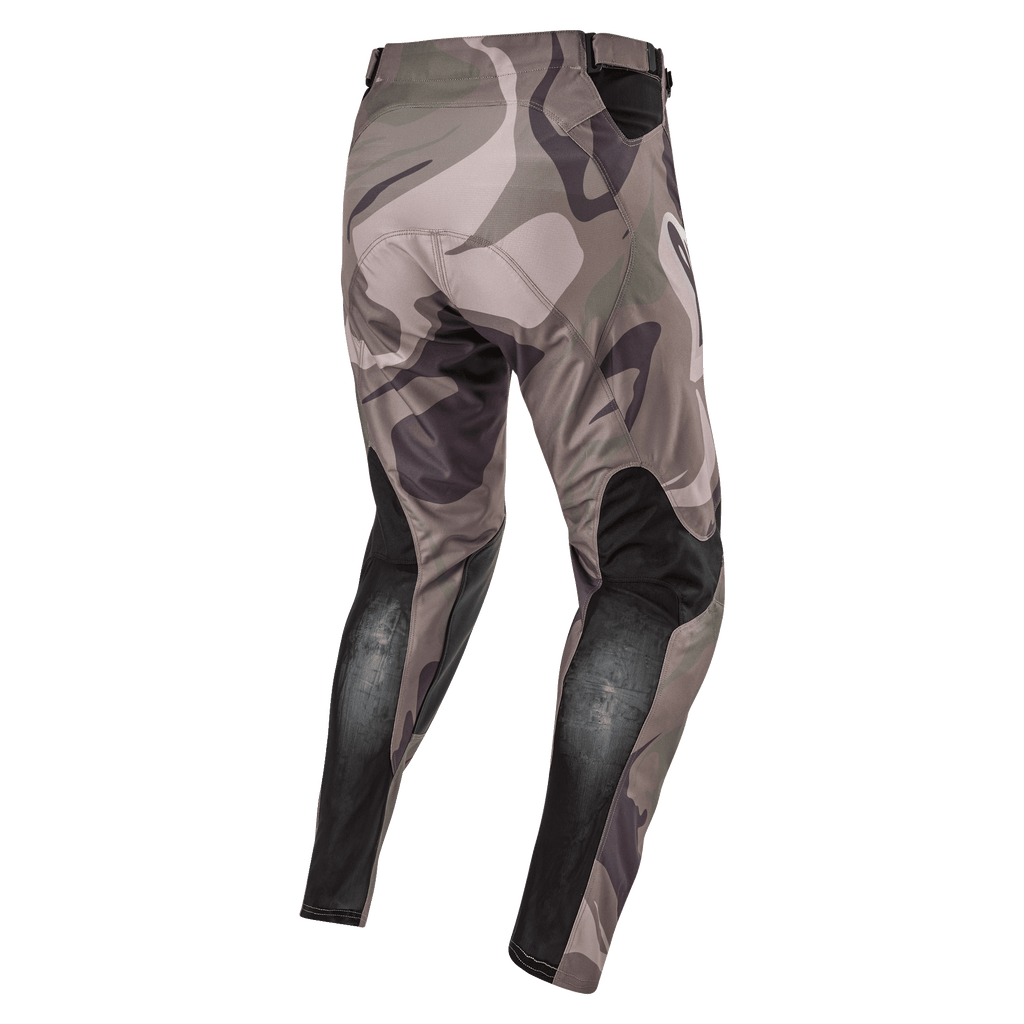 Alpinestars 2024 Racer Tactical Hose, Motocross-Hose, Military Green Camo Brown, Rückansicht mit schwarzen atmungsaktiven Stretch-Einsätzen an den Unterschenkeln und Camouflage-Design, strapazierfähiges Textil für Offroad-Rennsport