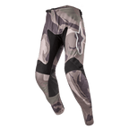 Alpinestars 2024 Racer Tactical Hose, Motocross-Hose, Military Green Camo Brown Tarnmuster, schwarze Stretcheinsätze an Oberschenkelinnenseiten und Knien, weißes Alpinestars-Logo am Oberschenkel, ergonomisches vorgeformtes Design für Offroad-Rennen
