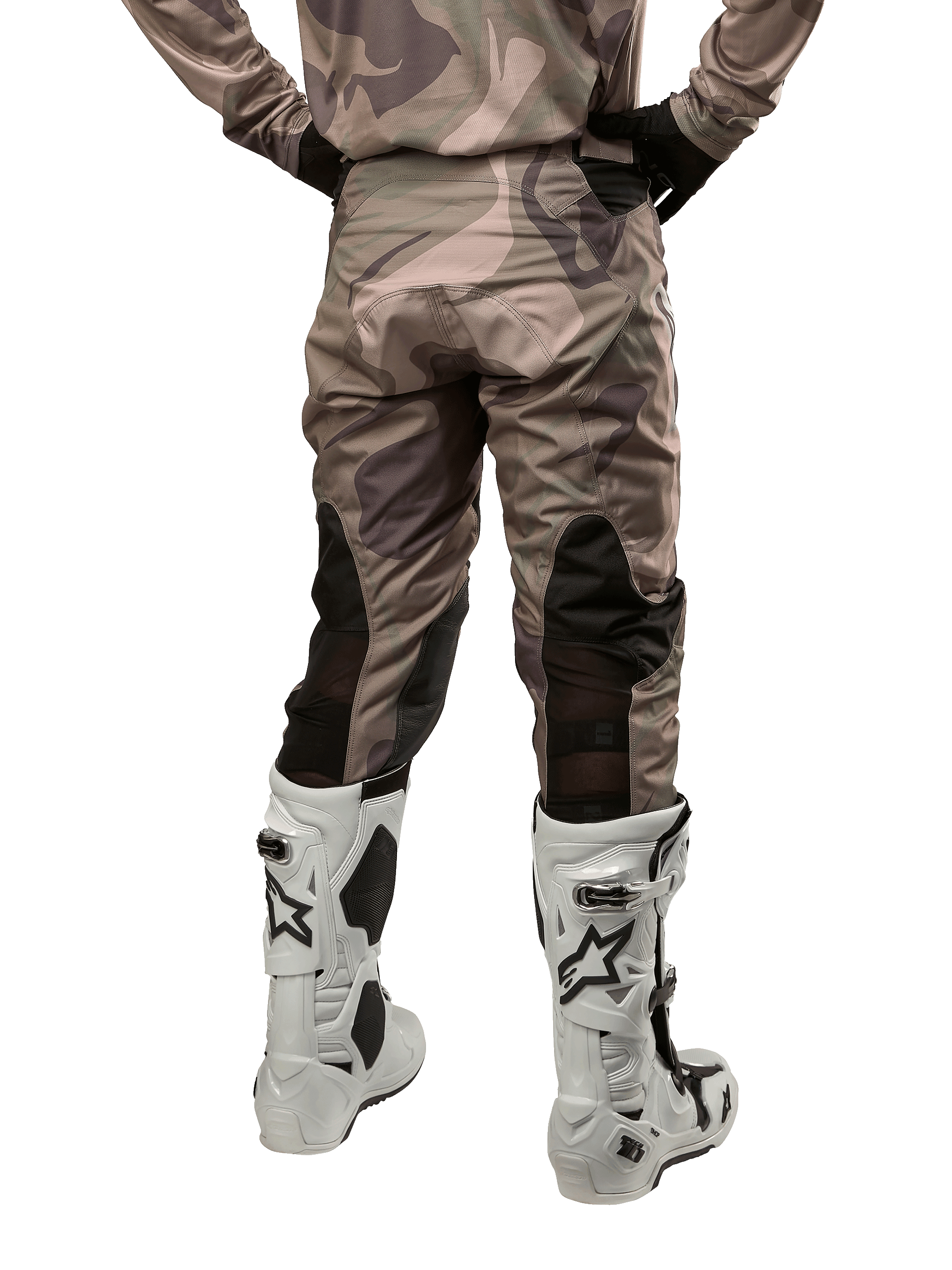 Alpinestars 2024 Racer Tactical Hose, Motocross-Hose, Military Green Camo Brown, Rückansicht mit Camouflage-Muster und schwarzen atmungsaktiven Stretch-Einsätzen an den Unterschenkeln, getragen mit weißen Motocross-Stiefeln, strapazierfähige technische Ausrüstung für das Offroad-Fahren