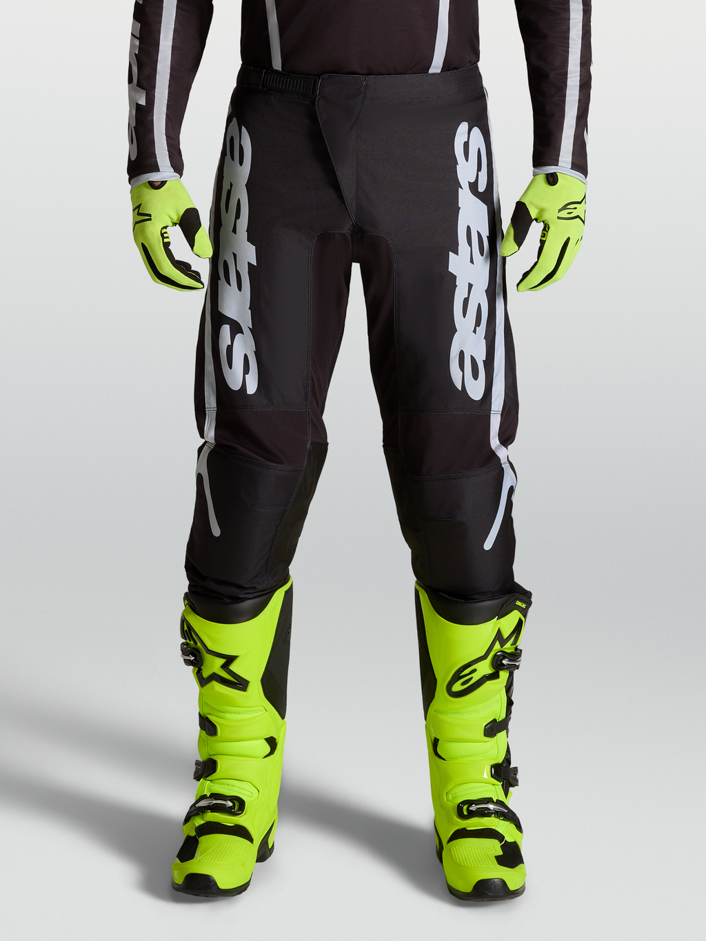 Alpinestars 2027 Fluid Apex V2 Hose, MX-Hose für Herren, Schwarz und Silber, ergonomische Stretch-Einsätze, am Modell.