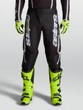 Alpinestars 2027 Fluid Apex V2 Hose, MX-Hose für Herren, Schwarz und Silber, ergonomische Stretch-Einsätze, am Modell.
