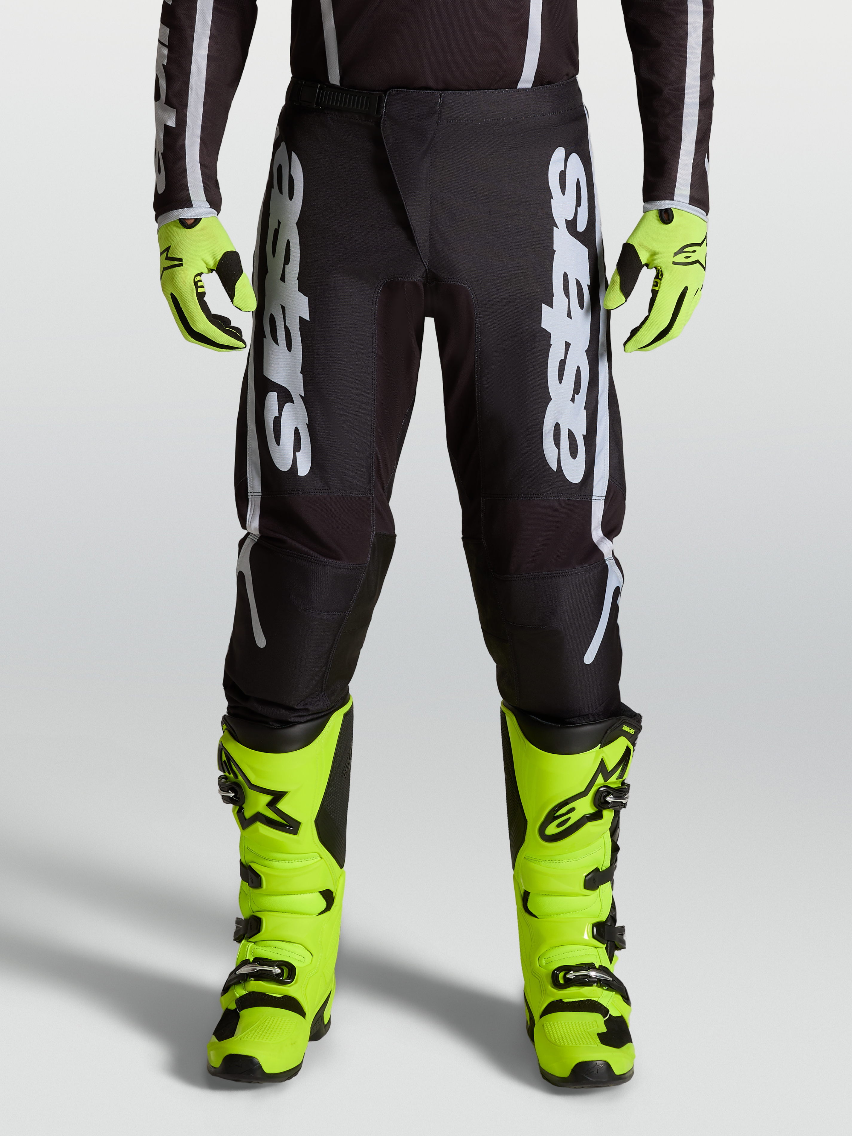 Alpinestars 2027 Fluid Apex V2 Hose, MX-Hose für Herren, Schwarz und Silber, ergonomische Stretch-Einsätze, am Modell.