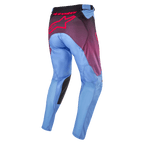 Alpinestars 2024 Racer Hoen Hose, Motocross-Hose, Lavan Purple und Schwarz, Rückansicht mit hellblauen Beinen, großem pinkfarbenem Alpinestars-Logo auf dem Gesäß, schwarzen Knieeinsätzen an der Innenseite und ergonomisch vorgeformter Konstruktion für den Offroad-Einsatz