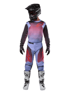 Motocross-Fahrer in kompletter Rennausrüstung, Alpinestars 2024 Racer Hoen Jersey und Hose, Lavan Lila und Schwarz mit roten Akzenten, schwarzer Helm, weiß-schwarze Stiefel, schwarze Handschuhe, abgestimmtes Outfit für den Offroad-Rennsport
