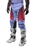 Alpinestars 2024 Racer Hoen Hose, Motocross-Hose, Lavan-Lila und Schwarz mit roten Grafiken, rote Stern-Logos auf den Oberschenkeln und schwarzer Schriftzug an den Knien, getragen mit weiß-schwarzen Stiefeln und schwarzen Handschuhen