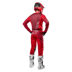 Alpinestars 2024 Racer Hoen Hose und passendes Trikot in Mars Red Burgundy, Rückansicht eines Motocross-Fahrers in kompletter Ausrüstung, roter Helm und weiße Stiefel, sportliche Passform und Branding für den Offroad-Rennsport