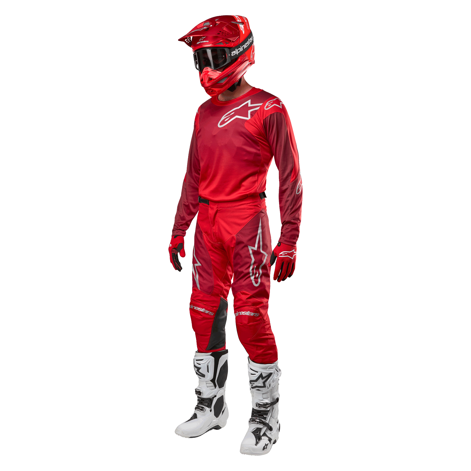 Motocross-Fahrer in kompletter Rennausrüstung, Alpinestars 2024 Racer Hoen Hose und Trikot in Mars Red Burgundy, roter Helm, rote Handschuhe und weiß-schwarze Stiefel, abgestimmtes Outfit für Offroad-Rennen