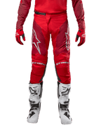 Alpinestars 2024 Racer Hoen Hose, Motocross-Hose, Mars Red Burgundy, Vorderansicht mit silbernen Alpinestars-Logos und Knie-Branding, kombiniert mit passendem rotem Trikot, rot-schwarzen Handschuhen und weißen Offroad-Stiefeln