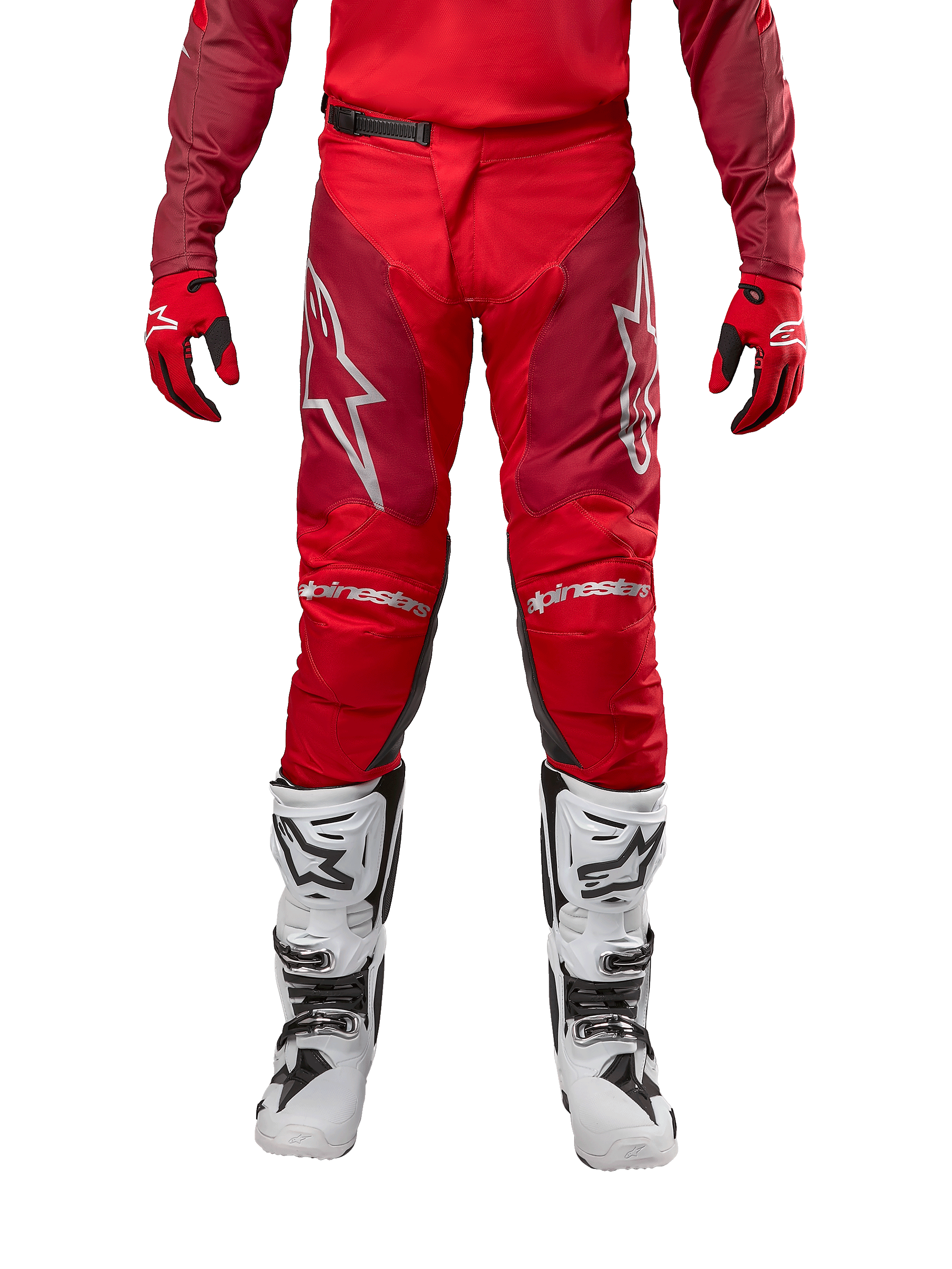 Alpinestars 2024 Racer Hoen Hose, Motocross-Hose, Mars Red Burgundy, Vorderansicht mit silbernen Alpinestars-Logos und Knie-Branding, kombiniert mit passendem rotem Trikot, rot-schwarzen Handschuhen und weißen Offroad-Stiefeln