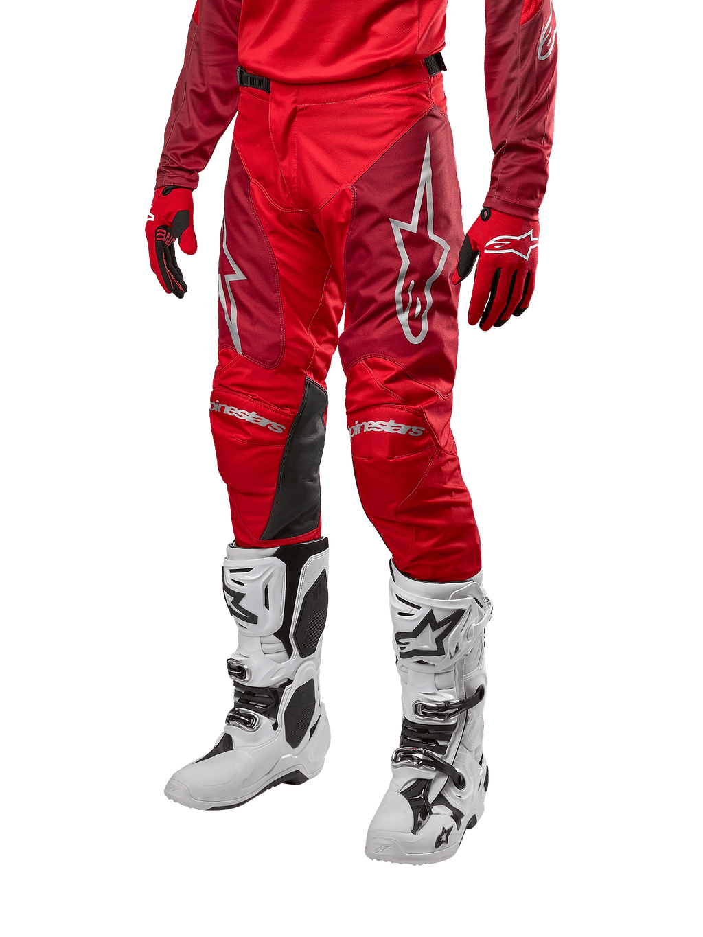 Alpinestars 2024 Racer Hoen Hose, Motocross-Hose, Mars Red und Burgundy, getragen mit passendem rotem Trikot und Handschuhen sowie weißen Stiefeln, mit schwarzen Leder-Kniepaneelen und weißen Logos, strapazierfähige technische Ausrüstung für Offroad-Rennsport