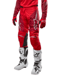 Alpinestars 2024 Racer Hoen Hose, Motocross-Hose, Mars Red und Burgundy, getragen mit passendem rotem Trikot und Handschuhen sowie weißen Stiefeln, mit schwarzen Leder-Kniepaneelen und weißen Logos, strapazierfähige technische Ausrüstung für Offroad-Rennsport