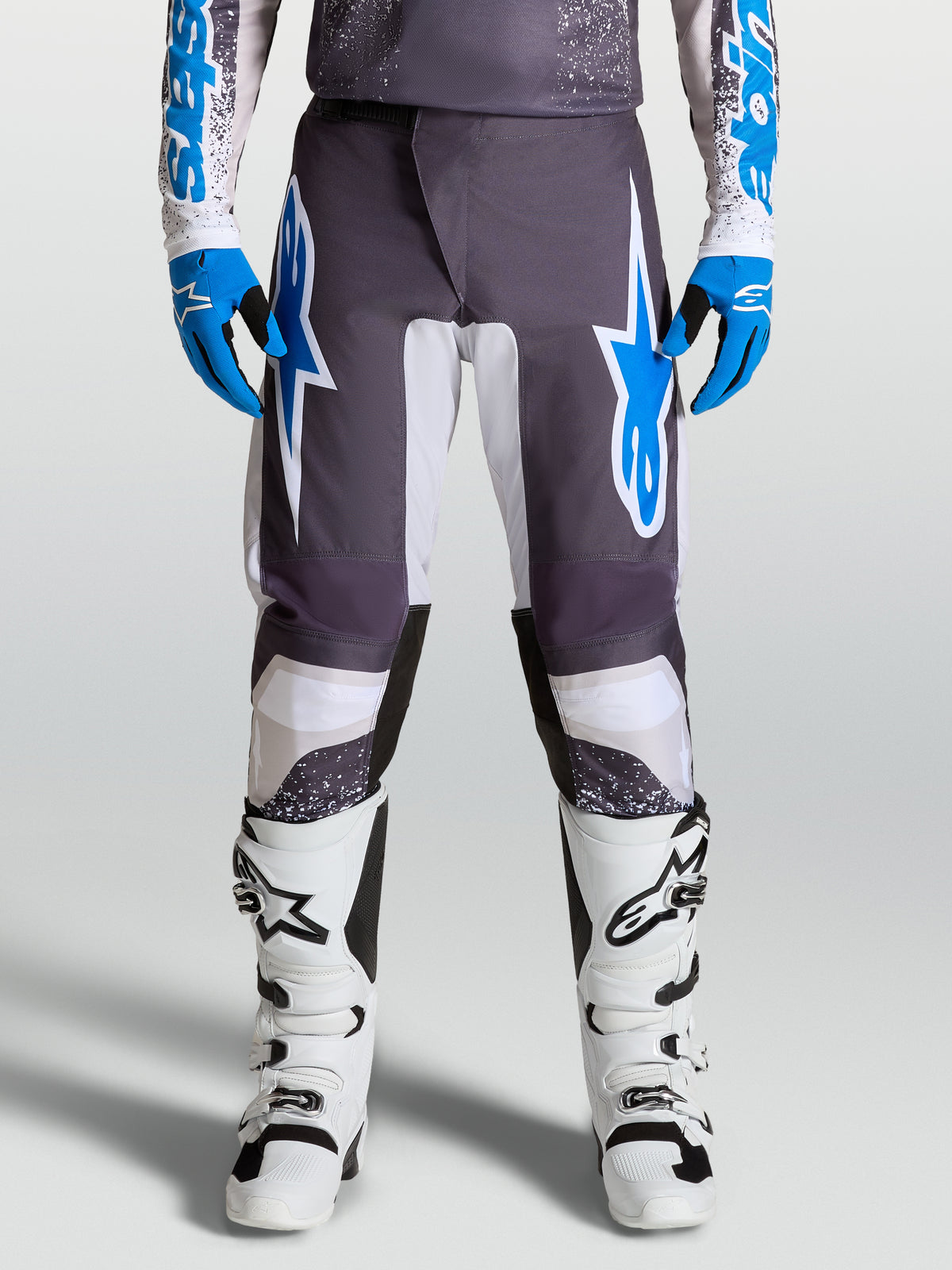Alpinestars Fluid Drag Hosen für Motocross, Grau und Blau, vorgekrümmte Beine und ergonomischer Schutz aus Poly-Gewebe.