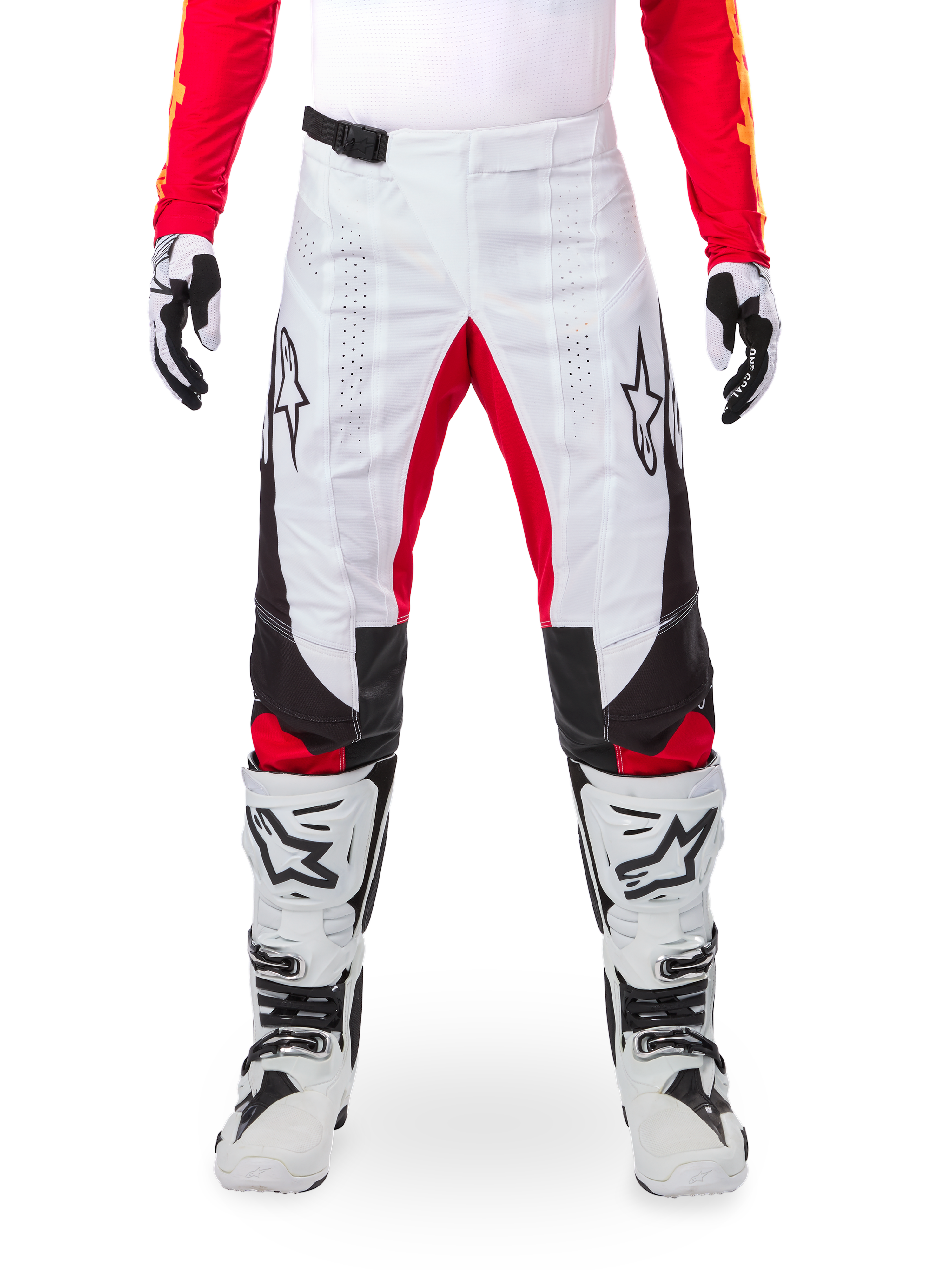 Alpinestars Limited Edition Techstar Deep Hose, Motocross-Hose, Weiß mit schwarzen und roten Akzenten, Stern-Logo und Laser-Perforationen, getragen mit weißen Motocross-Stiefeln und Handschuhen, strapazierfähiges technisches Material für den Offroad-Sport