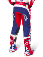 Alpinestars Limited Edition Techstar Fortitude Hose, Motocross-Hose, Rot, Weiß und Blau, Rückansicht getragen mit passenden rot-weißen Stiefeln, weiße Stern-Logos auf den Oberschenkeln, strapazierfähiges Multi-Panel-Design für professionellen Offroad-Rennsport