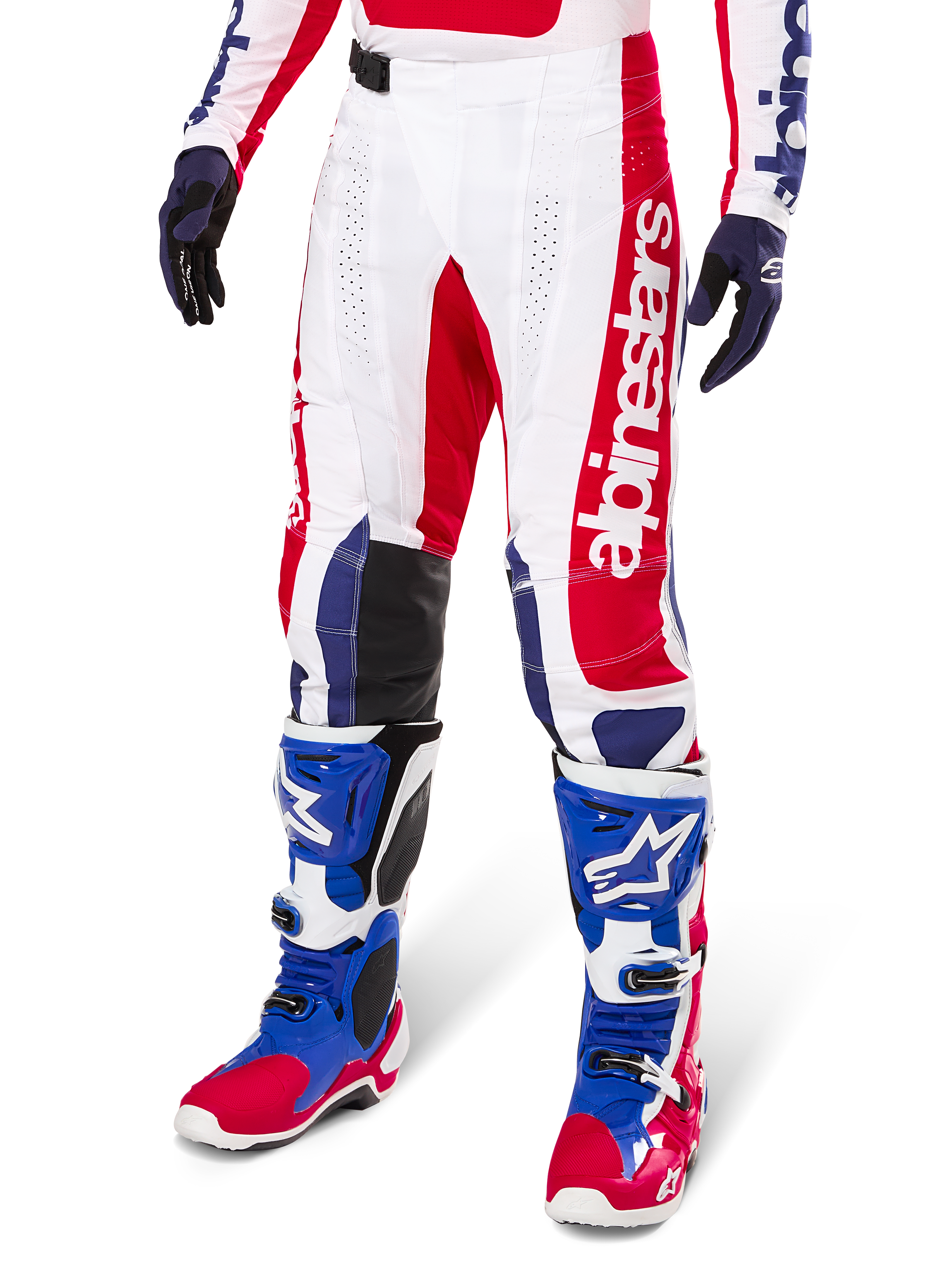 Alpinestars Limited Edition Techstar Fortitude Hose, Motocross-Hose, Hellrot, Weiß und Blau, getragen mit passenden Offroad-Stiefeln und Handschuhen, mit vertikalem Branding am Bein, atmungsaktiven perforierten Einsätzen und schwarzen verstärkten Kniepartien, athletisches Race-Fit-Design