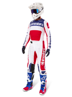 Alpinestars Limited Edition Techstar Fortitude Hose, Motocross-Ausrüstung, Rot, Weiß und Blau, kombiniert mit passendem Trikot, weißem Helm, blauer Brille und blau-roten Stiefeln, professionelles Renn-Outfit für den Offroad-Wettbewerb