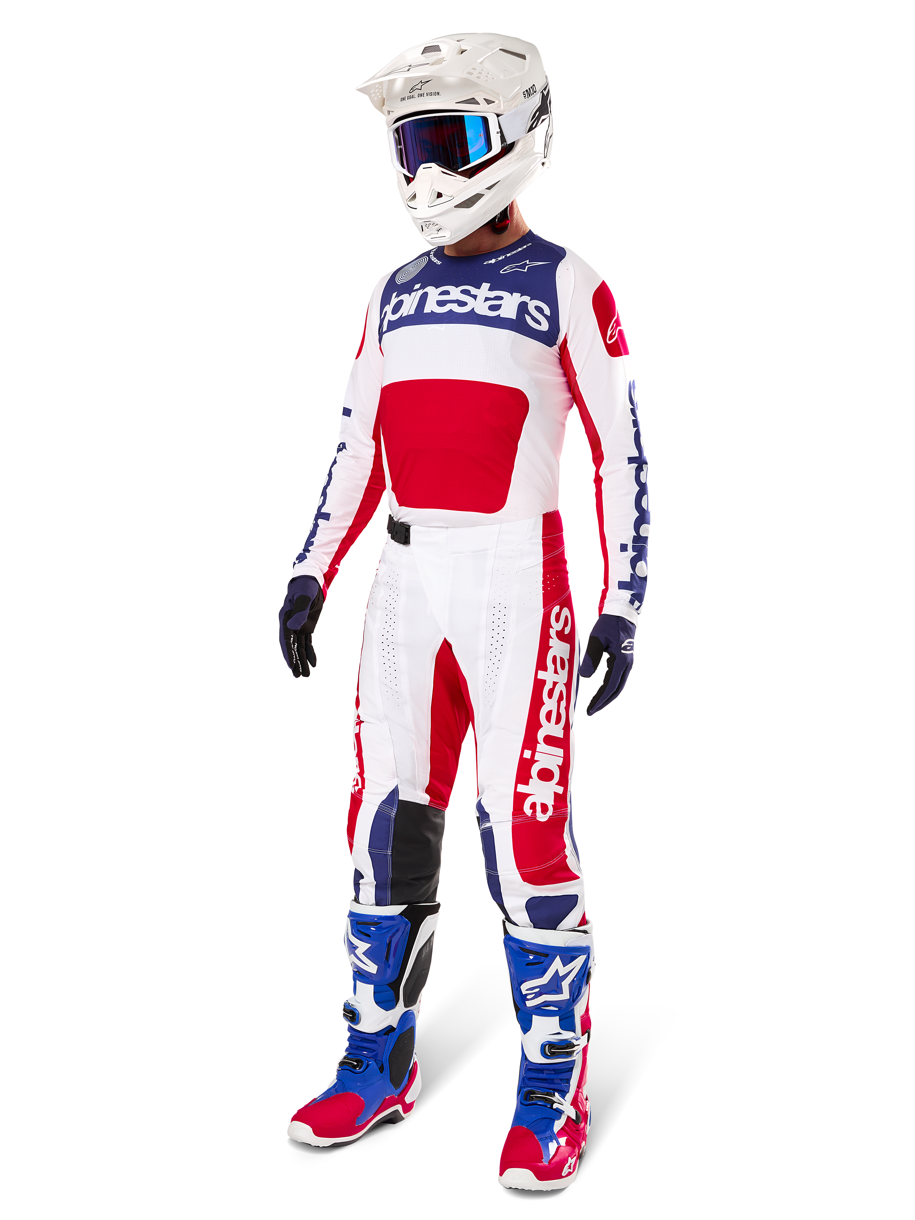 Alpinestars Limited Edition Techstar Fortitude Hose, Motocross-Ausrüstung, Rot, Weiß und Blau, kombiniert mit passendem Trikot, weißem Helm, blauer Brille und blau-roten Stiefeln, professionelles Renn-Outfit für den Offroad-Wettbewerb