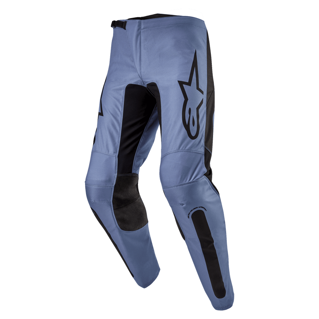 Alpinestars 2024 Fluid Lurv Hose, Motocross-Hose, Hellblau und Schwarz, mit großem schwarzem Alpinestars-Logo auf dem Oberschenkel, schwarzen verstärkten Innenknie-Paneelen und ergonomisch vorgeformtem Beindesign für den Offroad-Einsatz