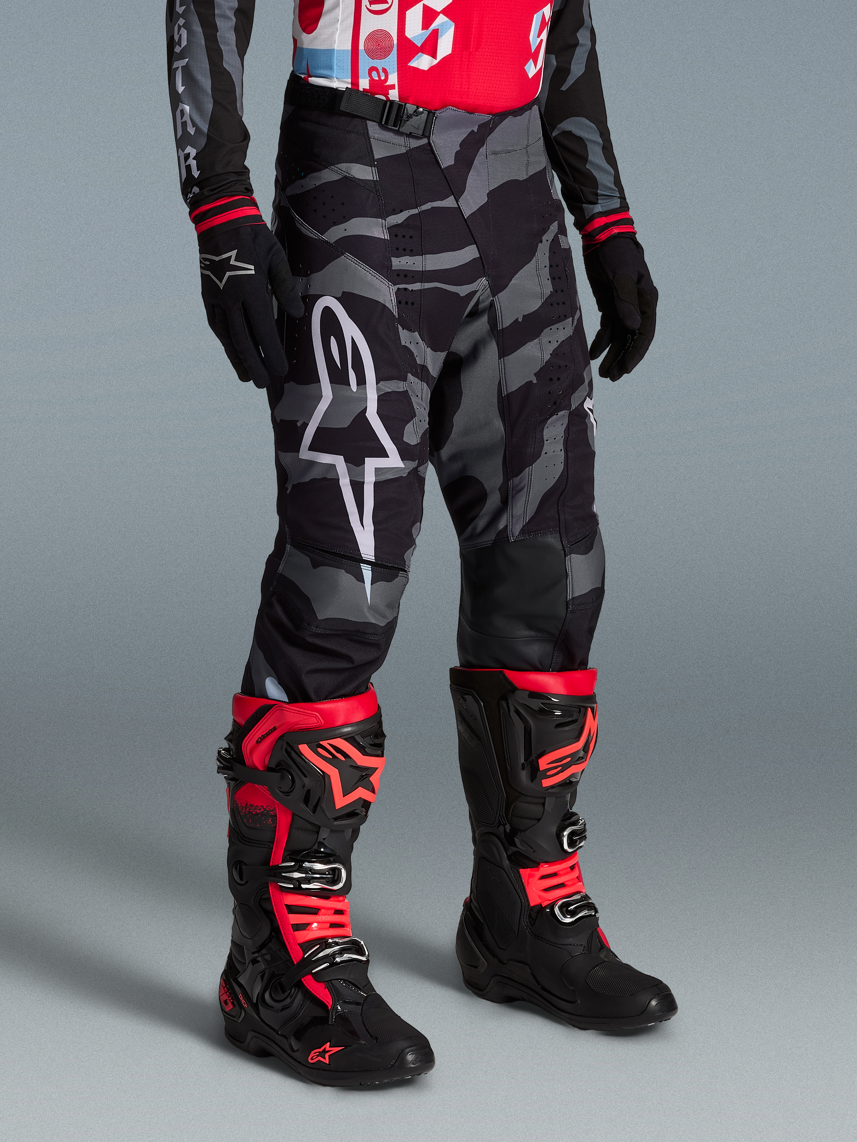 Techstar Beast Coast Hose, schwarz-graue Camo-Motocross-Hose mit weißem Astars-Logo, robuste Offroad-Ausrüstung.