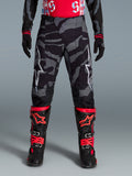 Alpinestars Limited Edition Techstar Beast Coast Hose, Motocross-Hose mit Camouflage-Muster in Schwarz und Grau, Teil einer Offroad-Ausrüstung mit orangefarbenen Akzenten.