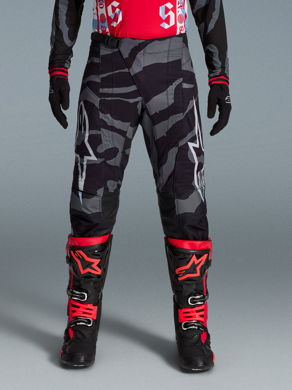 Limited Edition Techstar Beast Coast Hose, dunkelgraue Camouflage-Motocross-Hose mit weißen Alpinestars-Logos.