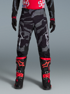Limited Edition Techstar Beast Coast Hose, dunkelgraue Camouflage-Motocross-Hose mit weißen Alpinestars-Logos.