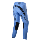 Alpinestars 2024 Supertech Dade Hose, Motocross-Hose, Hellblau, Rückansicht mit großem schwarzem Alpinestars-Branding auf dem Gesäß, Stern-Logos auf der Beinrückseite, schwarzen verstärkten Knie-Innenpaneelen und perforierten Belüftungszonen.