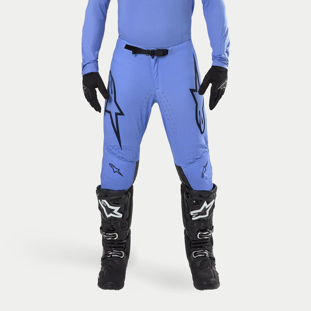 Alpinestars 2024 Supertech Dade Hose, Motocross-Hose, Hellblau, mit großen schwarzen Astars-Logos auf den Oberschenkeln, schwarzer Schnalle am Bund, getragen mit schwarzen Motocross-Stiefeln und passendem blauem Oberteil, professionelle Offroad-Rennbekleidung