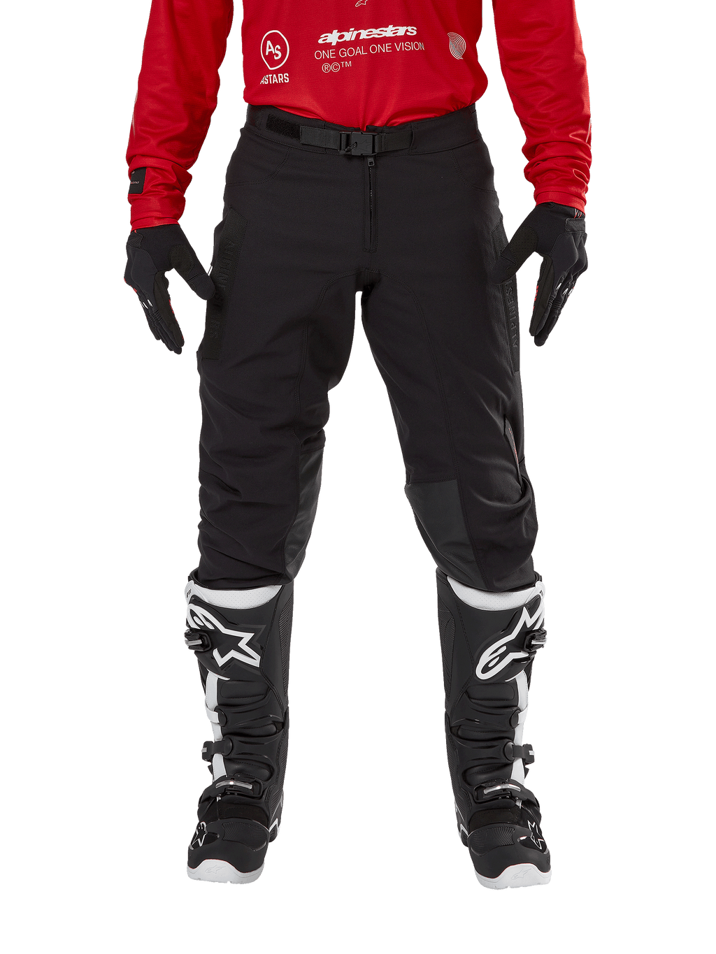 Alpinestars Techdura Hose, Enduro- und Offroad-Hose, Schwarz, getragen mit einem roten Alpinestars-Trikot und schwarz-weißen Stiefeln, mit robuster Stretch-Canvas-Konstruktion, verstellbarer magnetischer Gürtelschnalle und Knieverstärkungen aus Leder für Offroad-Performance.