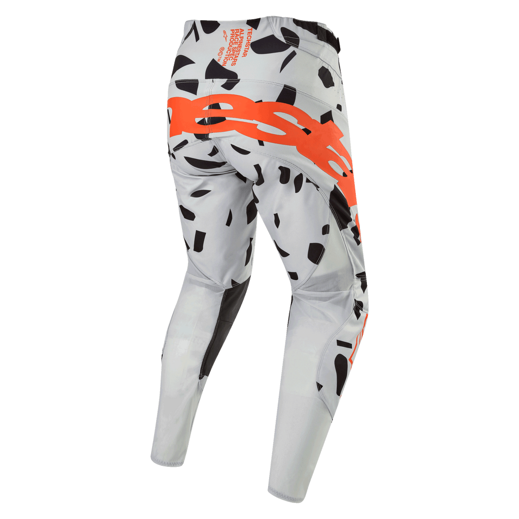 Alpinestars 2024 Techstar Rantera Hose, Motocross-Hose, Haze Gray Camo, Rückansicht mit großem orangefarbenem Logo auf dem Gesäß, schwarze grafische Muster auf grauem Stoff, sportliches Design für Offroad-Performance
