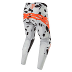 Alpinestars 2024 Techstar Rantera Hose, Motocross-Hose, Haze Gray Camo, Rückansicht mit großem orangefarbenem Logo auf dem Gesäß, schwarze grafische Muster auf grauem Stoff, sportliches Design für Offroad-Performance
