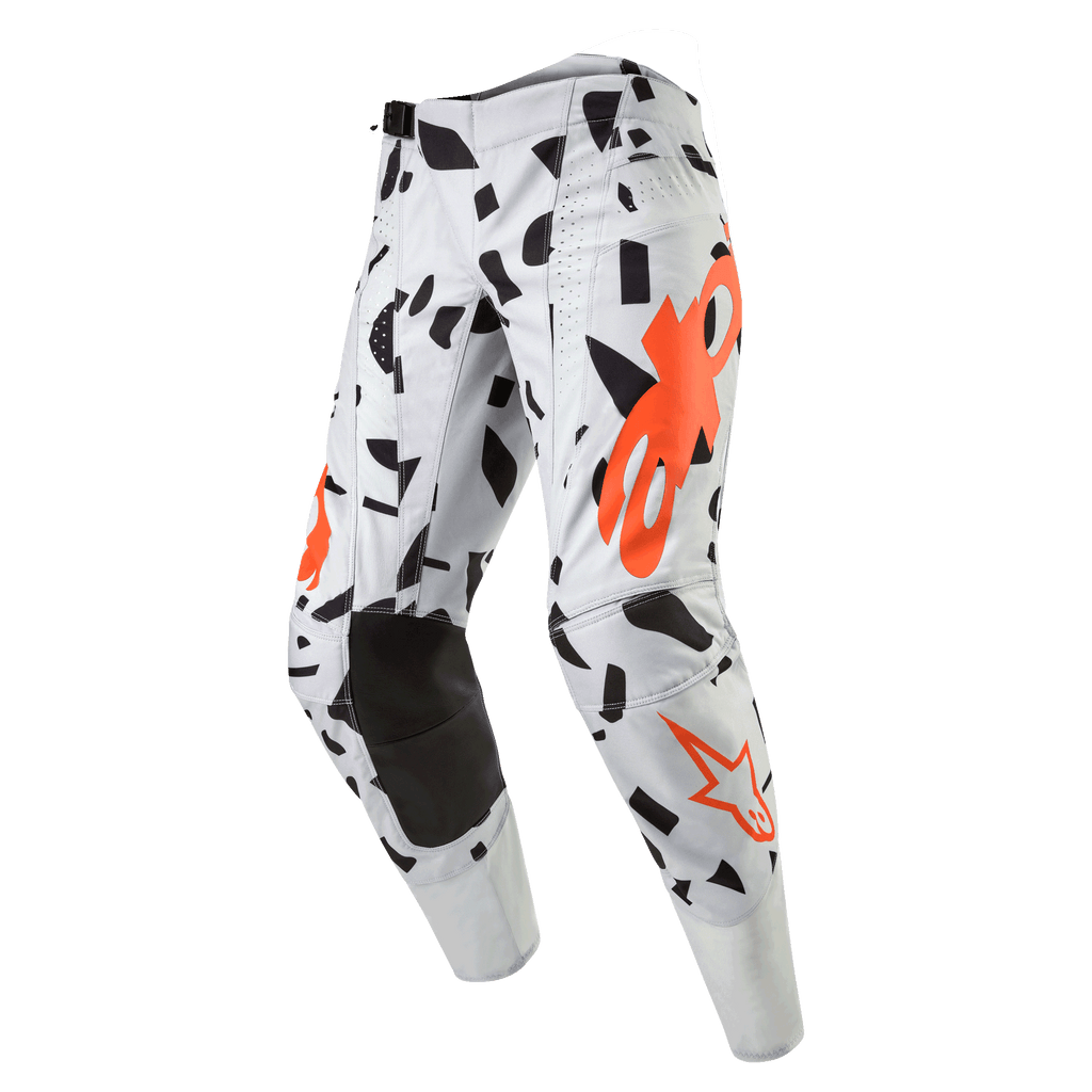 Alpinestars 2024 Techstar Rantera Hose, Motocross-Hose, Haze Gray Camo, Hellgrau mit schwarzen abstrakten Formen und orangefarbenen Logos, verstärkte schwarze Kniepartien, professionelle Offroad-Rennausrüstung