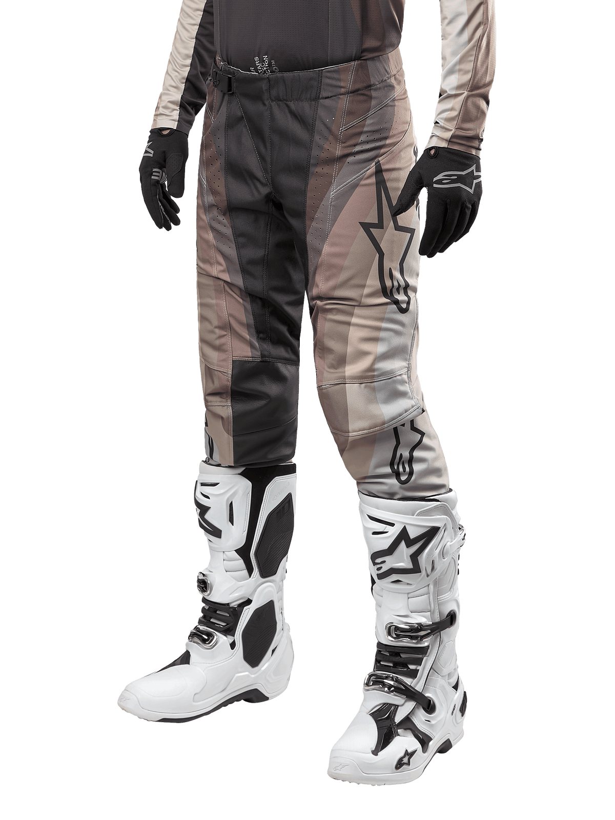 Alpinestars 2024 Techstar Pneuma Hose, Motocross-Hose, Grau, Schwarz und Beige, mit Stern-Logo, Person trägt Komplettausstattung mit schwarzen Handschuhen und weißen Stiefeln mit schwarzen Details