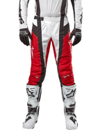 Alpinestars 2024 Techstar Ocuri Hose, Motocross-Hose, Mars Rot, Weiß und Schwarz, Vorderansicht getragen mit passendem weißem Trikot, schwarzen Handschuhen und weißen Stiefeln, mit atmungsaktiven perforierten Einsätzen und einem rennsportinspirierten Schnitt für Offroad-Performance.