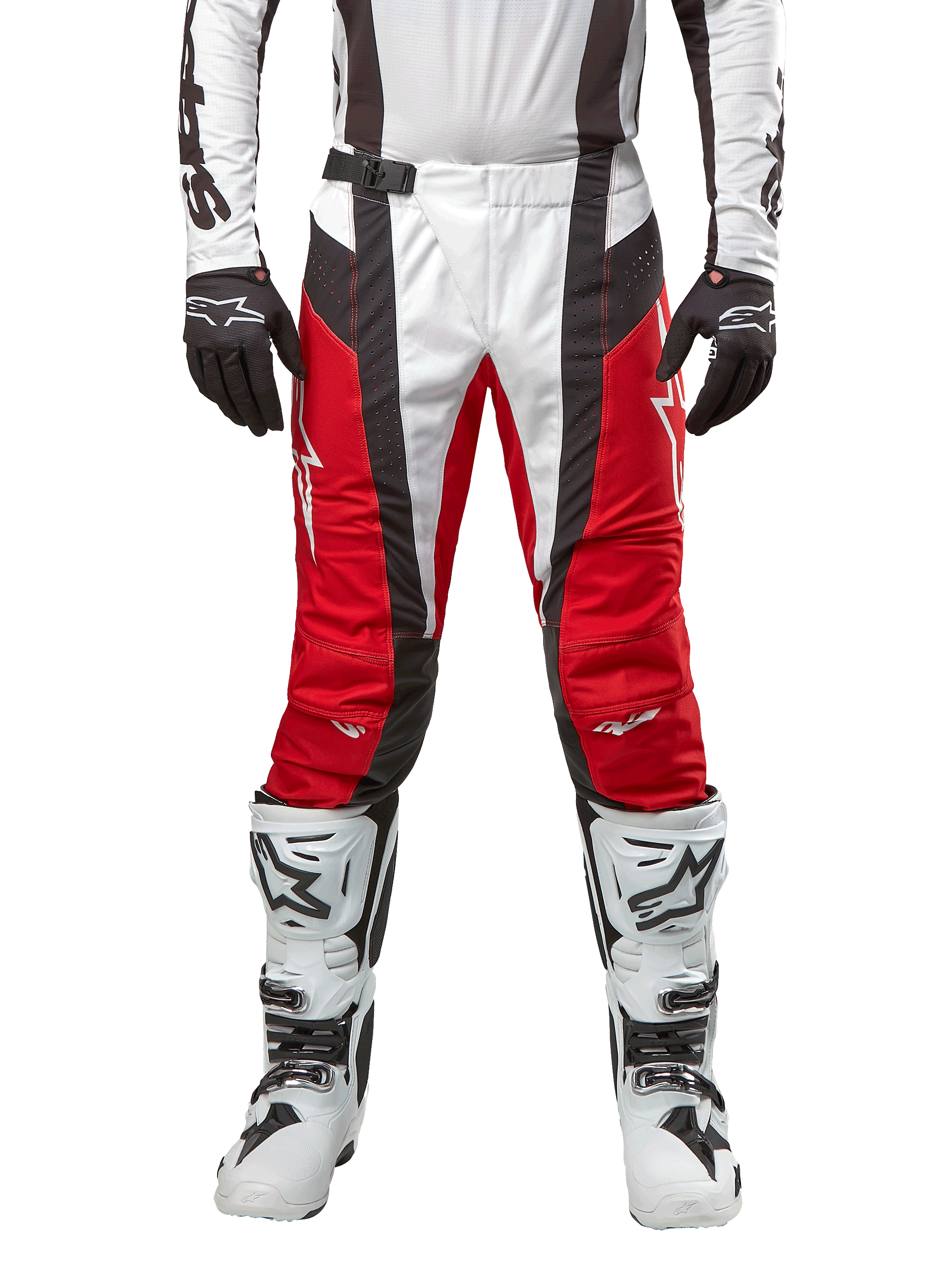 Alpinestars 2024 Techstar Ocuri Hose, Motocross-Hose, Mars Rot, Weiß und Schwarz, Vorderansicht getragen mit passendem weißem Trikot, schwarzen Handschuhen und weißen Stiefeln, mit atmungsaktiven perforierten Einsätzen und einem rennsportinspirierten Schnitt für Offroad-Performance.