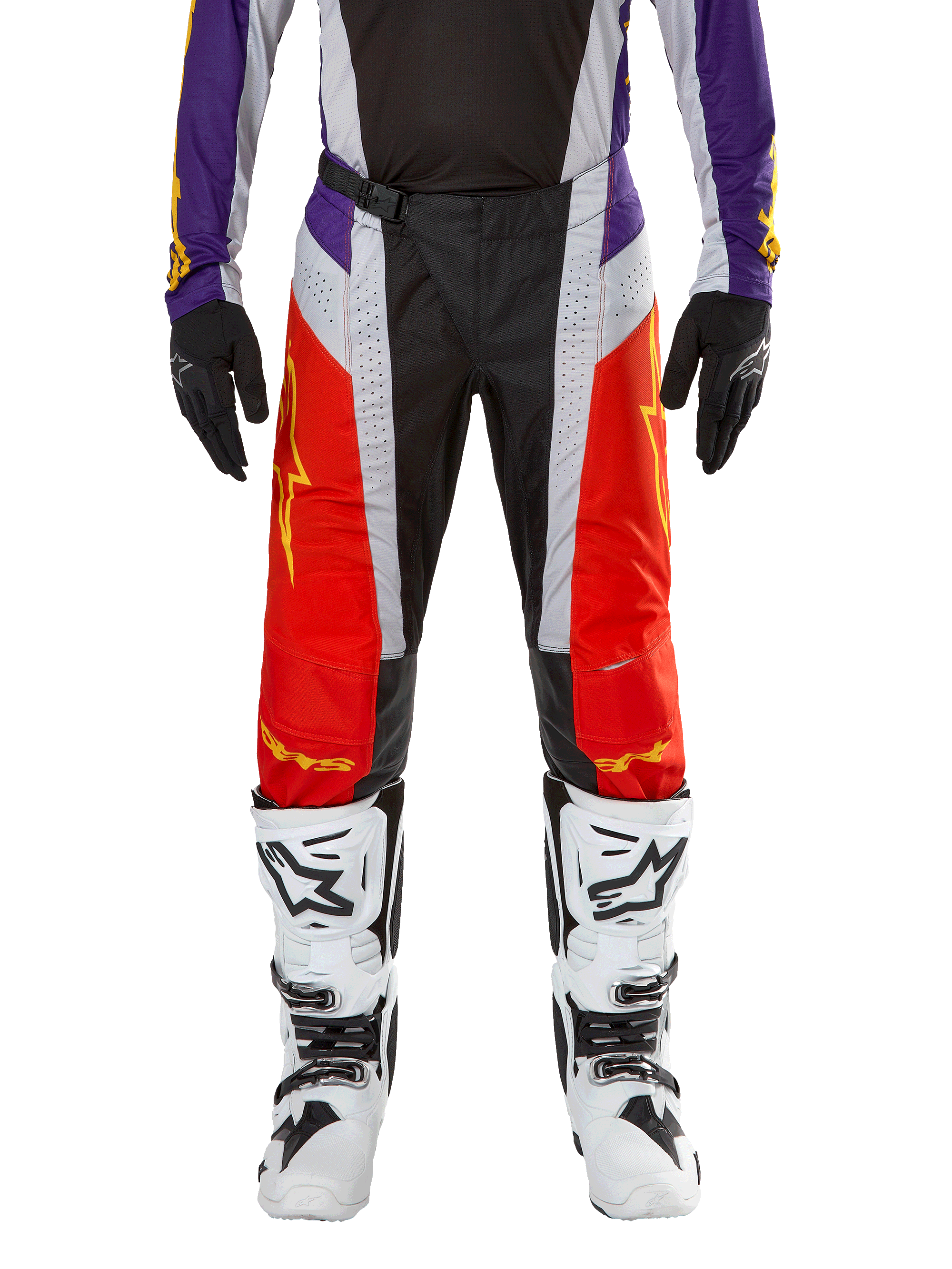 Alpinestars 2024 Techstar Ocuri Hose, Motocross-Hose, Hot Orange, Lila und Schwarz, getragen mit passendem Jersey, schwarzen Handschuhen und weißen Stiefeln, mit leuchtend orangen Frontpaneelen, lila Akzenten an der Taille und perforierten grauen Einsätzen, technisches Design für den Offroad-Rennsport