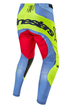 Alpinestars 2024 Techstar Ocuri Hose, Motocross-Hose, Hellblau, Gelb Fluo und Beerenrot, Rückansicht mit markantem Alpinestars-Branding auf dem Gesäß, technisches mehrteiliges Design für den Offroad-Rennsport