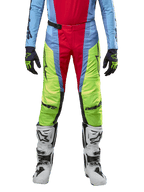 Alpinestars 2024 Techstar Ocuri Hose, Motocross-Hose, Hellblau, Gelb Fluo und Beerenrot, getragen mit passendem Jersey und weißen Motocross-Stiefeln, mit auffälligen Color-Blocking-Einsätzen und schwarzen Logos, strapazierfähiges Design in Racing-Passform