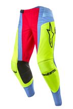 Alpinestars 2024 Techstar Ocuri Hose, Motocross-Hose, Hellblau, Gelb Fluo und Beerenrot, mit schwarzen Knie-Innenpaneelen, markantem Alpinestars-Logo und lebhaften, mehrfarbigen Einsätzen für den Offroad-Rennsport.