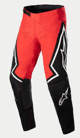 Alpinestars Techstar Acumen LE Hose, Motocross-Hose, Rot, Schwarz und Weiß, mit rotem oberen Chassis, schwarzen Unterschenkelbereichen, weißen Stern-Logos an den Seiten und einer schwarzen verstellbaren Taillenschnalle, strapazierfähige Offroad-Rennausrüstung.