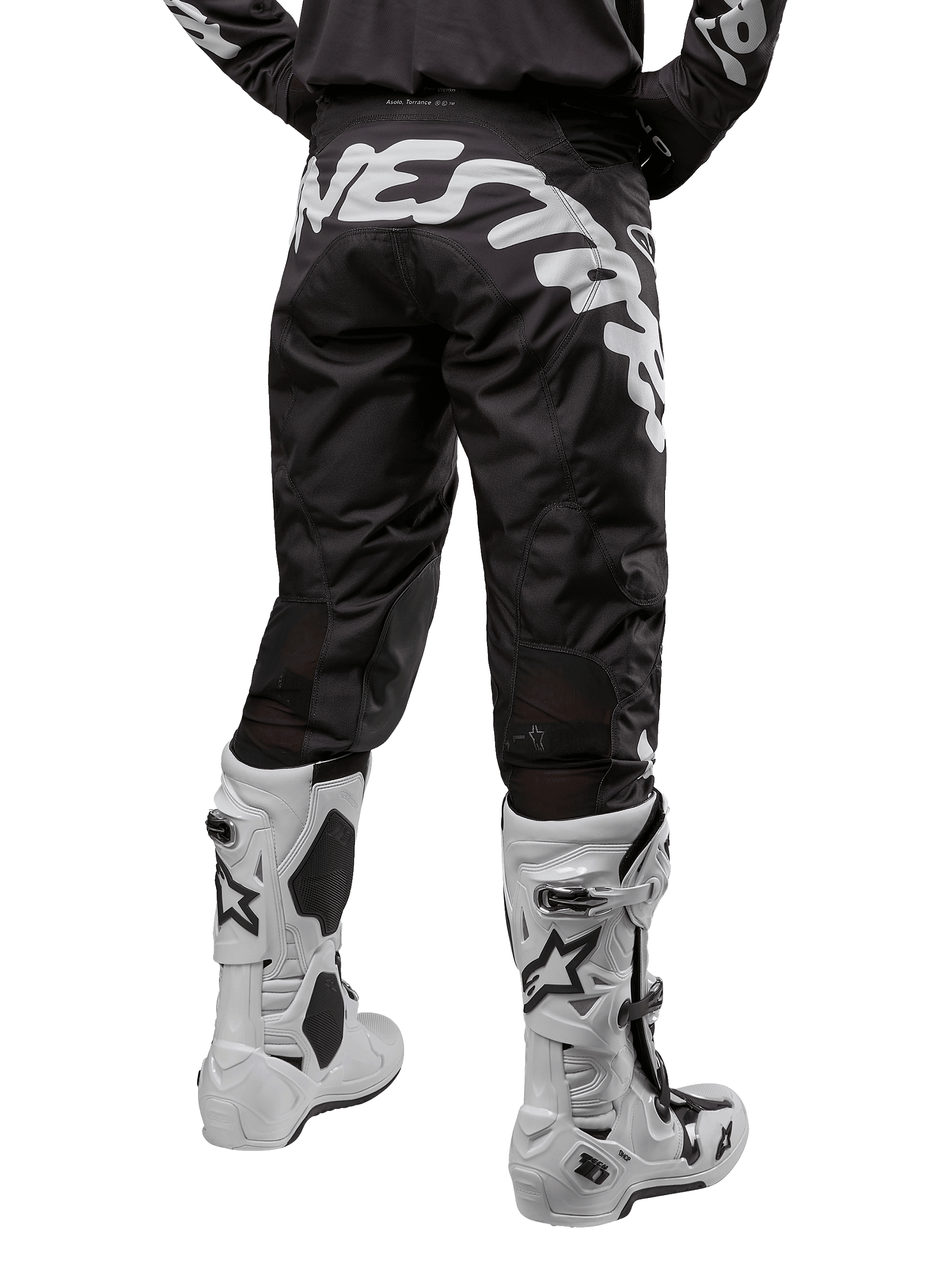 Alpinestars 2024 Racer Hana Hose, Motocross-Hose, Schwarz und Weiß, Rückansicht mit markanten weißen Grafiken auf der Rückseite, strapazierfähiges Material, kombiniert mit weißen Motocross-Stiefeln, Hochleistungs-Sportbekleidung für Offroad-Einsätze.