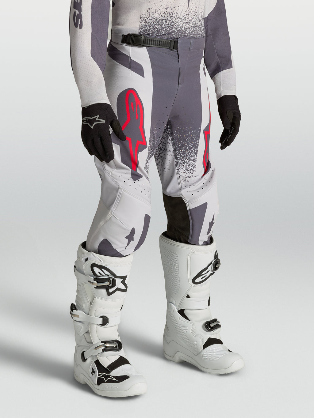 Alpinestars Jugend Supertech Swan Hose, graue Motocross-Rennhose in Helllila und Rot, athletische Passform.