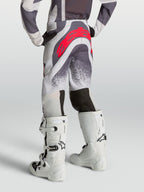 Alpinestars Jugend Supertech Swan Hose, Motocross-Hose in Helllila und Grau mit rotem Logo, Rückansicht am Model.