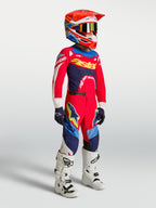 Jugend Supertech Dyna Hose, Motocrosshose in Rot und Navy Blau, am Model mit passendem Trikot, Helm und Stiefeln