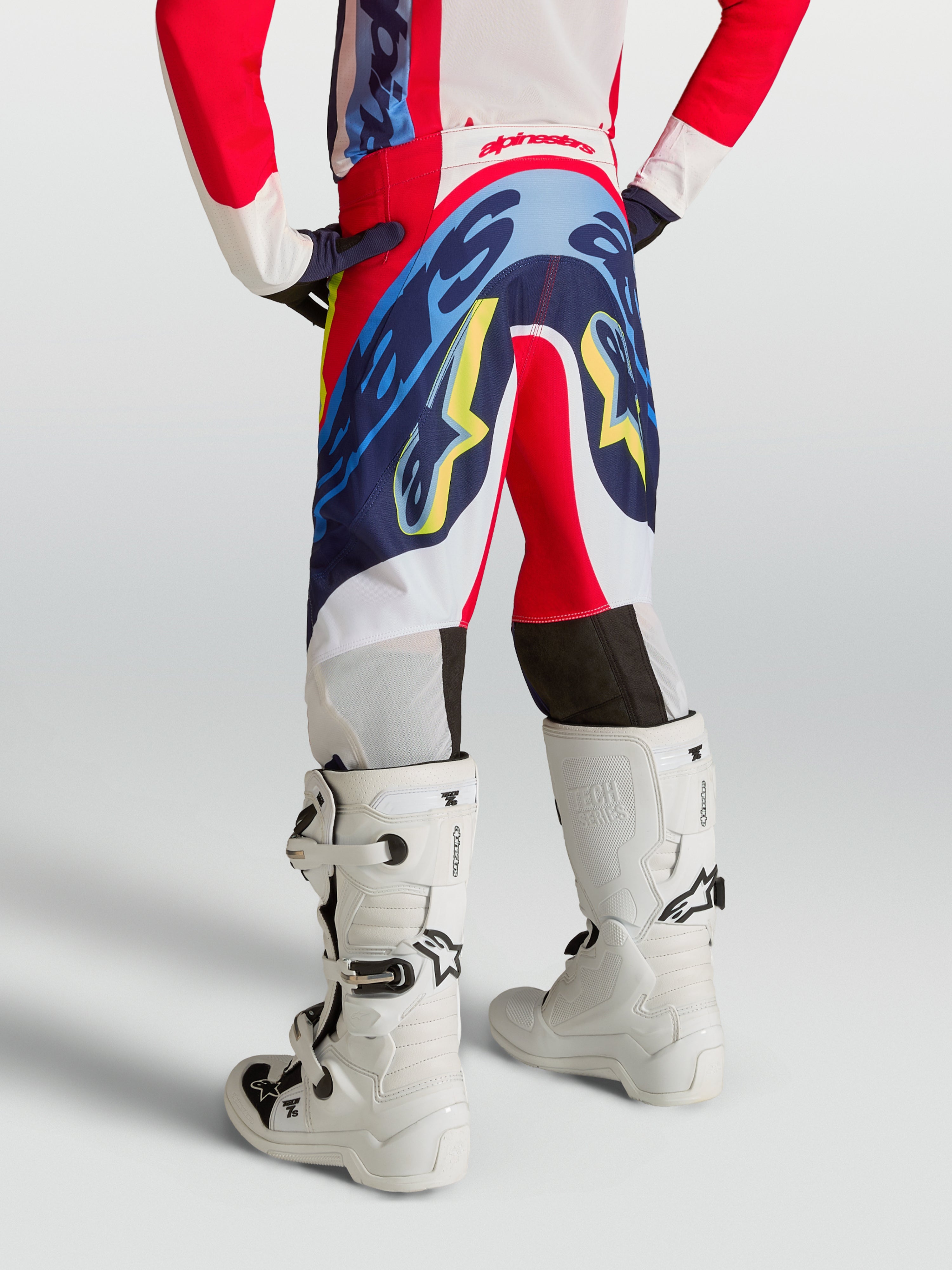 Alpinestars Jugend Supertech Dyna Hose, Motocross-Hose für junge Fahrer in Rot und Marineblau, in der Rückansicht gezeigt.