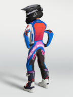 Alpinestars Jugend Supertech Maven Hose, Motocross-Rennhose in Weiß und Hot Coral, Rückansicht am Modell.