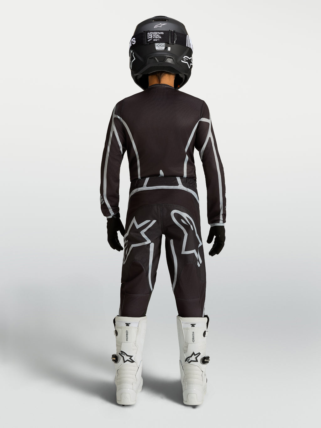 Alpinestars Jugend Fluid Apex V2 Hose, Motocross-Hose, Schwarz und Silber, ergonomische Passform, Rückansicht am Fahrer.